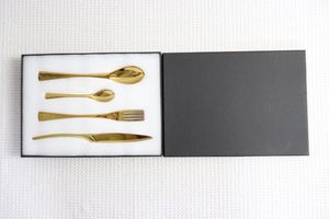 Дизайнерские золотые наборы столовых приборов Нержавеющая сталь 304 Нож, вилка и ложка Набор из четырех предметов для гостиничного стейка Специальный нож Вилка Десертный кофе Бытовая золотая посуда в стиле вестерн Подарочная коробка