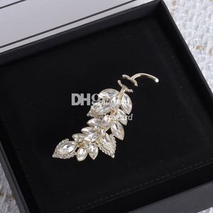 Luxury Crystal Drop Brooches Pins For Lady Designer Charm Letter Pins Brooches For Wedding Party
