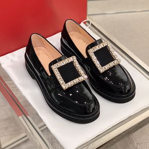 Хрустальная пряжка Loafer Патентная кожа женщин дизайнерские дизайнерские обувь для обуви для туфли на платформу каблук 2,5 см