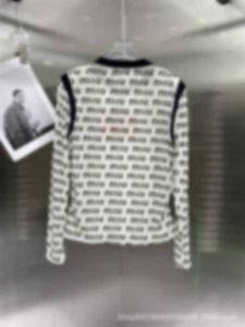 Бюстье Корсеты Дизайнерская футболка Бренд miu New Свитер с флокированной сетчатой нижней частью с буквами и боковыми складками, застежкой на талии и бархатным дизайном Full Sense of AA8X