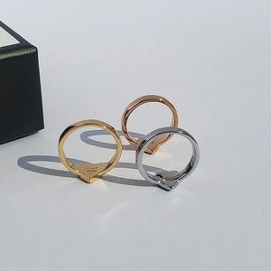 Nuovissimi designer di alta qualità progettano anelli in titanio, classici gioielli retrò con doppia G invecchiati, anelli da donna alla moda, regali di festa Q1