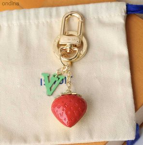 Anahtar anahtarlık tasarımcısı Anahtar zinciri lüks bayanlar araba anahtarlık klasik mektup çilek anahtar moda aksesuarları sevimli hediye zarif güzel 240304