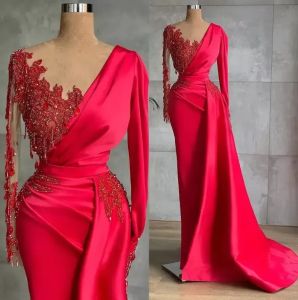 Kırmızı deniz kızı gece elbiseleri şeffaf uzun kollu boncuk püsküllü dantelli Arapça resmi parti önlükleri ünlü gala balo giyiyor BC
