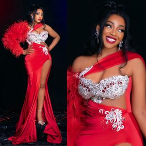 Afrika Nijerya Gece Elbise Balo Elbiseleri Uzun Kırmızı Tüylü Bir Omuz Seksi Yüksek Bölünmüş Resmi Elbiseler Siyah Kadınlar için Rhinestones Dekorasyonlu önlükler Am474