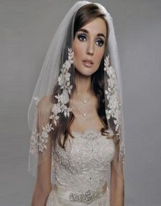 Kısa çift katmanlı düğün perdeleri, zarif gümüş çiçek aplike ile saç tarağı ile yüksek kalite2988053