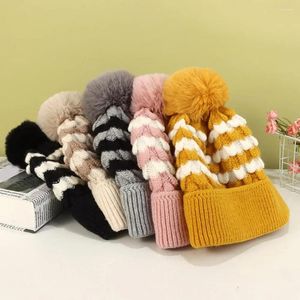 Berets Grosso Mulheres Beanie Chapéus de Inverno Aconchegantes para Tampas de Malha com Decoração de Bola de Pelúcia Anti-Slip Elastic Fit Frio-Resistente