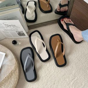 Kadınlar için parmak arası terlik yaz moda parmak arası terlik erkekler için erkekler kaymaz çift düz sandalet açık hava giyim plaj ayakkabıları Kore tarzı modaya uygun