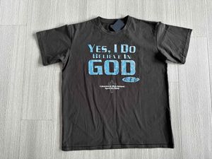 2023er Jahre Modemarke ERD Believing in God's Slogan Lässiges, schwarz gewaschenes, Distressed Retro Spray Racing bedrucktes T-Shirt
