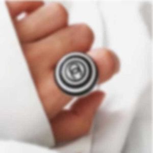 Дизайнерские кольца Big C, винтажные круглые серьги среднего размера с античной акриловой буквой, черно-белое кольцо с резьбой одного размера XXR99