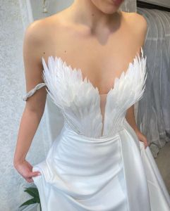 Abito bianco con piume d'angelo Abito di lusso da donna con spalle scoperte Elegante abito lungo Abito da sposa da sera per feste di Natale di Halloween