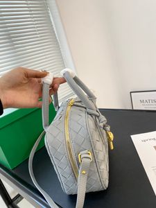 Tasche mit umgekehrtem Dreieck und Magnetverschluss – echtes Leder, hohl gewebte Tragetasche, stilvolle Schulter- und Umhängetasche, geometrisches Design, Internet-Berühmtheit