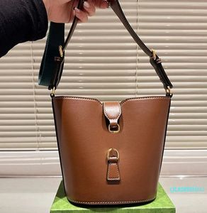 Under Empt Omuz Çantası Tasarımcı Tote Buck Bags Vintage Crossbody Çanta Çanta Cowhide Deri Metal Klasik Strip Woking Strap Hobo Siyah