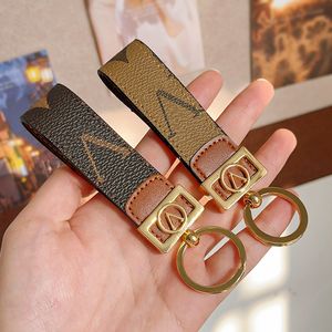 Yüksek kaliteli tasarımcı anahtarlıklar çok renkli anahtar zinciri 1: 1 kadın erkek kahverengi deri çanta cüzdanı kordon kaplama altın aksesuarları dragonne 2024 yeni anahtarlık mektubu