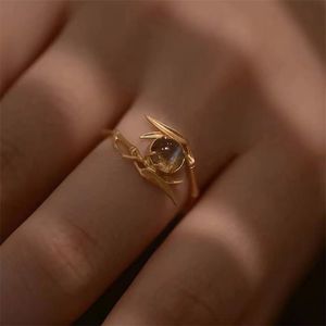 Anéis de banda Anéis de cluster Crystal Bad Gold Color Hollow Bamboo Ring for Women Girl Wedding Jewelry Charm simples elegante dedo aberto W421 Y240328
