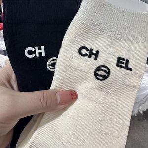 Pamuk Çorap Kadın Klasik Çoraplar Uzun Çorap Tasarımcıları Mektup Nefes Bitir Siyah Beyaz Karıştırma Stili Moda Sporları Sıradan Çorap Lüks Lüks Günlük Konfor