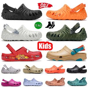 2024 Croc Kids Sandals Erkek Kadın Terlik Turları Turs Slaytlar Sandale Tasarımcı Platform Çocuklar Crocc Sandal Künt Ayak Toe Klasik Crocc Toddler Pantoufle Sliders