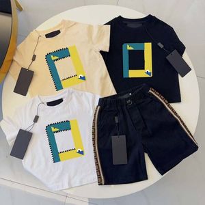 Tasarımcı Bear Tshirts Şort Setleri Marka Bebek Çocuklar Toddler Erkek Kızlar Giyim Set Giysileri Yaz Beyaz Beyaz Siyah Lüks Takip Gençlik Sporcuları 2-10