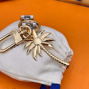 2024 Lüks Anahtar Tasarımcı Alaşım Keychain Araba Anahtar Zincir Halkası Cazibesi Hindistan Cevizi Ağacı Paslanmaz Çelik Kaykay Moda Aksesuarları