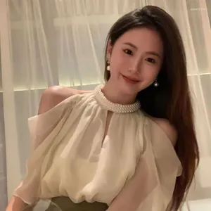 Kadın bluzları Korejepo Fransızca boyun asılı gömlek omuzdan yaz Hong Kong tarzı üst yaş azaltıcı tırnak boncuk beyaz gevşek gömlekler 2024
