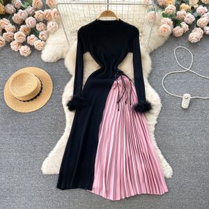 Kadınlar Sıradan Elbise Moda Tasarımcısı Kadın Örgü Patchwork Pileli Elbise Sonbahar Örgü Uzun Devekuşu Saç Kılıf O Boyun Kemeri Midi Elbise 2024