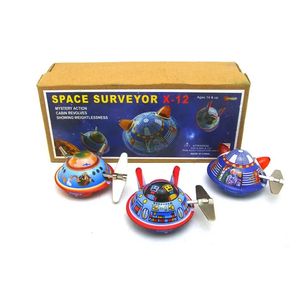 Komik 3pcs/Lot Yetişkin Koleksiyonu Retro Rüzgar Up Oyuncak Metal Tin UFO Uzay Gemi Uzay Surveyor Spaceman Clockwork Oyuncak Vintage Oyuncak 240307