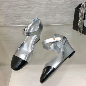Kadın Mary Jane Ladies Sandalet Sandalet Ayakkabı Tasarımcı Buzağı Dinili Kama Topuklular Slie Klasik Ayarlanabilir Ayakkabı Sıradan Ayakkabı Gümüş Altın Katırlar Açık Boş Zaman Ayakkabı
