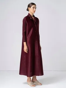 Sıradan elbiseler Miyake Pileled Üç Göğüslü Dönüş Yatak Elbise Kadınlar Güz 2024 Kış Yüksek Moda Gevşek Artı Boyut Uzun Talif Paltolar