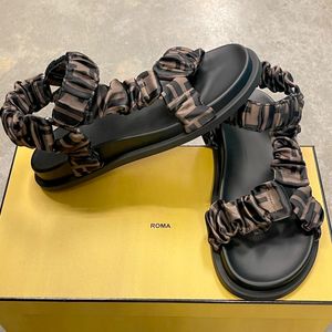 Boyut 35-46 İpek Kumaş Slayt Sandal Terlik Havuzu Düz Mule Seyahat Lüks Tasarımcı Ayakkabıları Kadın Hisset Hissedar Ayakkabı Yaz Plajı Sandale Erkek Gladyatör Kaydırıcılar Loafer Lady