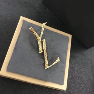 Köpüklü Elmas Giysileri Broşlar Metal Gümüş Kaplama Bambu Doku Güvenlik Tokası Altın Pimler Takı Kadın Klasik Harfler Broş Moda Güzel ZB041 I4