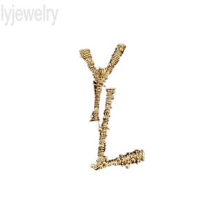 Kadın Giysileri Broşlar Tasarımcı Solma Mektubu Yok Cjeweler Sargı Metalleri Kablolar Klasik Romantizm Yaz Çok Pin Broş Pirinç Moda Takı ZB042 I4