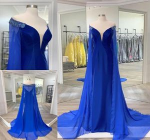 Bayan Bayan Lady Pageant Elbise 2023 Kraliyet Blue Velvet Zarif Kırmızı Halı Couture Couture Cupure Cape Cape Boncuk İşi Omuz S9655410