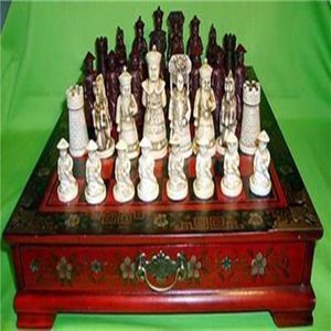 Коллекционные предметы Винтажный набор шахмат из 32 штук с деревянным журнальным столиком331N