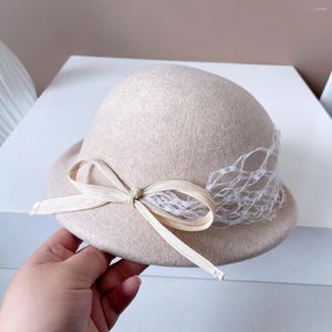 Yeni Beralar Moda Kaliteli Yün Mesh Lady Sonbahar Kış Beyaz Beyaz Fedora Şapkası Zarif Fransız Düğün Kapakları Tasarımcı Derbies Femme En İyi Kalite