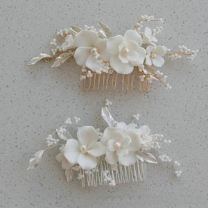 El yapımı beyaz seramik çiçek saç tarağı gelin enfes altın renkli yaprağı inci düğün tiara aksesuarları balo mücevher 240307