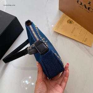 Дешевые оптовые дизайнерские сумки Новая сумка с заклепками под мышками Wtern и маленькая джинсовая сумка через плечо Hobo Синий универсальный стиль Kou Phone Batch