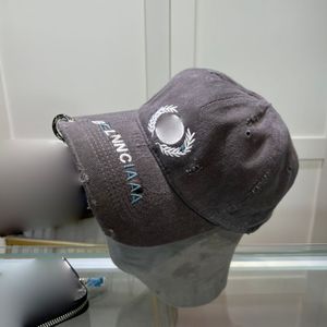 Şık beyzbol kapağı mektup nakış düz renkli delikli tasarımcı şapkası ağzı demir yüzük tokası kişiselleştirilmiş casquette minimalist kamyoncu şapkaları