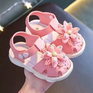 Yaz kapalı-toe yürümeye başlayan çocuk sandaletleri ile çiçek pembe sole kaymaz kızlar bebek ayakkabıları yeni doğan moda sevimli pvc 2024 plaj ilk yürüyüşçü açık çocuk sandaletleri