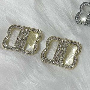Luxurys marka saplama küpeleri kadın tasarımcısı altın gümüş elmas küpe mücevher bayanlar moda mektubu b çemberi sallanan küpeler yüzükler 2302171bf paty
