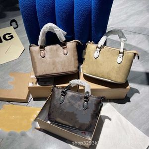 Mağaza Fabrikası Toptan Yeni Kadın Çantası Sonbahar ve Kış Moda Modaya Dönüştüren Bir Omuz Crossbody Çanta At Çeken Araba Küçük Tote Dumpling Bun