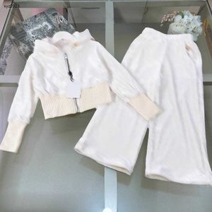 Moda çocuk ceket seti kadife malzeme logosu jakard kızlar eşofmanlar boyutu 100-150 cm Sonbahar iki parçalı set bebek fermuarlı ceket ve pantolon 24MAR