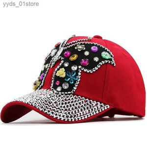 Ball Caps Yeni Kırmızı Beyzbol C Kadınlar Tam Kristal Renkli Büyük Kelebek Şapka Kot Bling Rhinestone Snback CS Casquette Yaz Şapkaları L240314