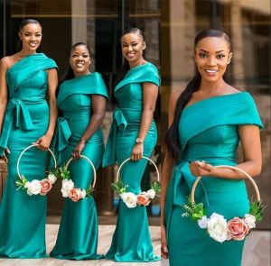 2024 Chraming artı boyutu avcı nedime elbiseleri Afrika batı düğünleri zarif bir omuz pileler peplum uzun onur hizmetçisi hizmetçisi