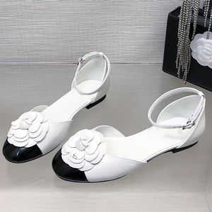 Kadın Tasarımcı Sandalet Düz Yuvarlak Toe Camellia Sırt Sarılı Ayak Ayak Bileği Toka Ayarlanabilir Sandallar Kız Gözlü Elbise Ayakkabıları