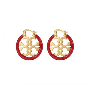 Резные женские серьги-кольца с цветными металлическими украшениями в виде кругов