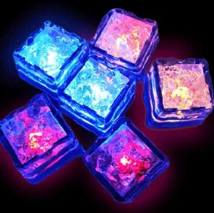 LED ICE Cube Hızlı Flash Yavaş Flash 7 Renk Otomatik Değişen Sevgililer Günü Partisi için Kristal Küp Düğün 12 PCS/Kutu
