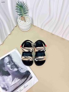 Fashion Baby Sandals Summer Kids Shoess Sost Size 21-35, включая коробку контрастного клетчатого узора