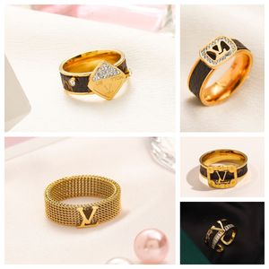 Дизайнерская буква кольца кольца Женщины 18 тыс. Золото покрыто серебряными хрустальными хрустальными из нержавеющей стали.