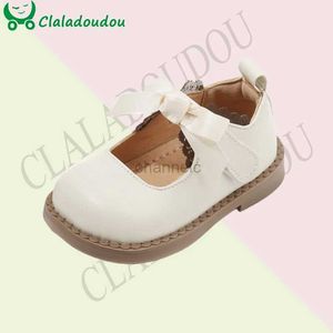 İlk Walkers Claladoudou Baby Walk Shoes 2024 Spiring Solid İngiliz Tarzı Basit Çocuk Deri Ayakkabı Dantel Yay 240315