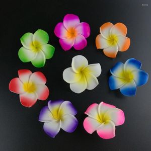 Fiori decorativi 100 pezzi 7 cm fiore di frangipani in schiuma hawaiana di plumeria all'ingrosso per la decorazione di bouquet di fermagli per capelli della festa nuziale