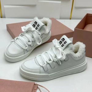 Moda Yeni Stil Miui Sıradan Ayakkabı Tenis Kış Sıcak Boyutu 35-40 Loafer Platform Ayakkabı Kadınlar Furry Sabah Düz Oyuncak Ayı Spor Eğitmeni Hediye Loafer Girl Hediye Kutu